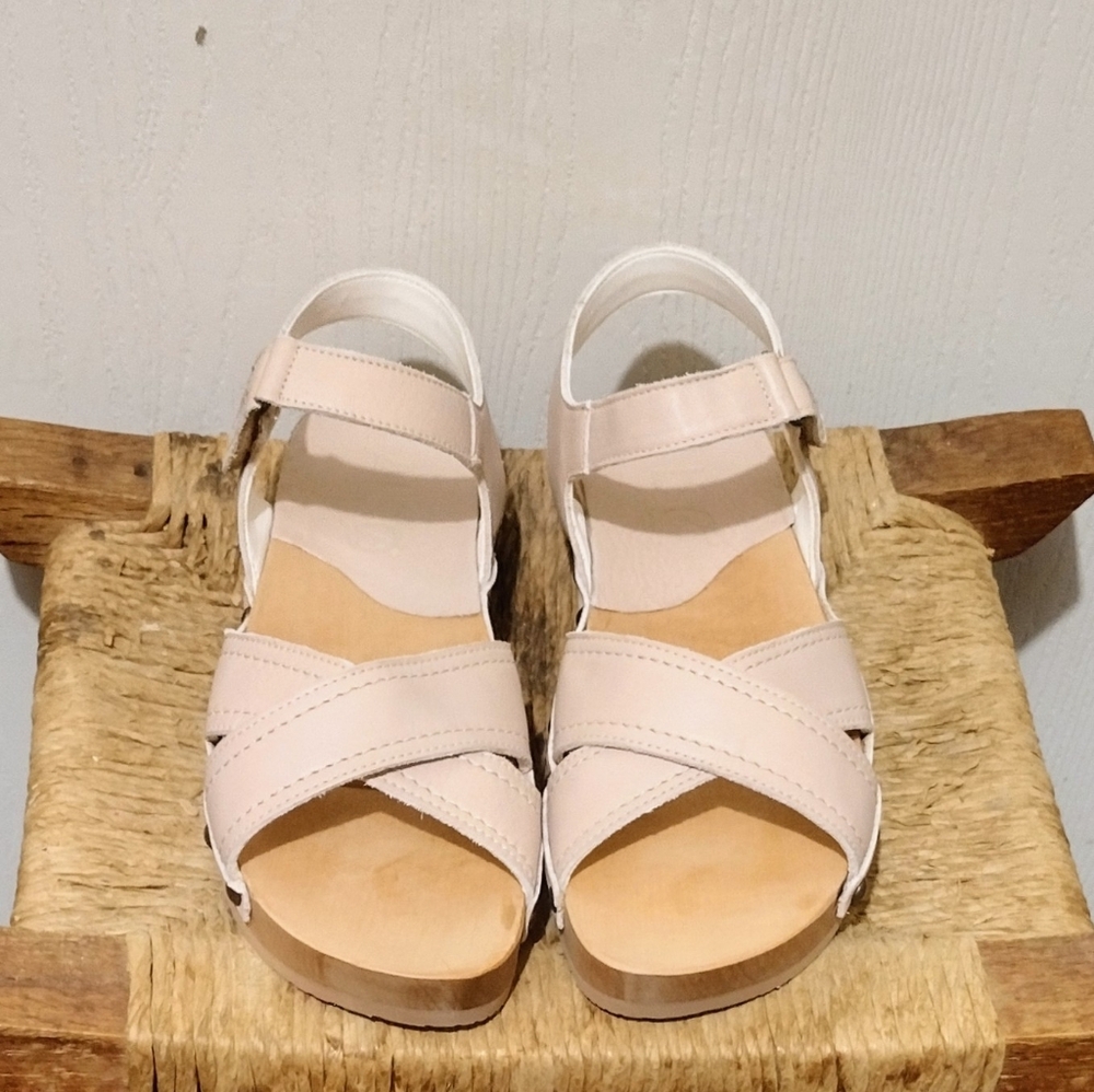 NIB KALSO Earth "Serene Studded Negative Heel Boho Sandals. Size 8.5
